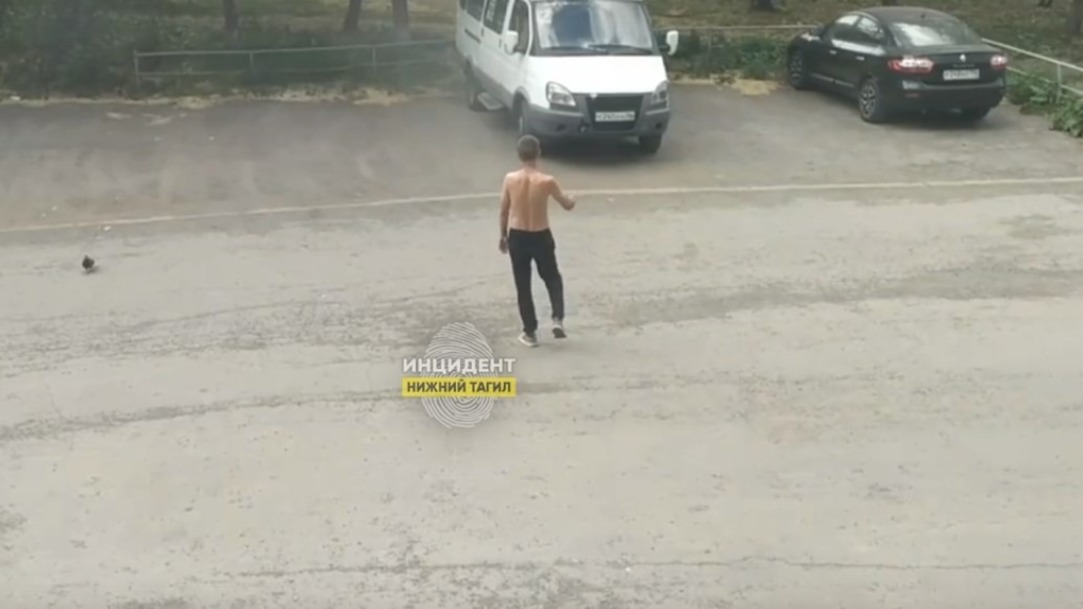 Пьяный полуголый мужчина танцевал в Нижнем Тагиле