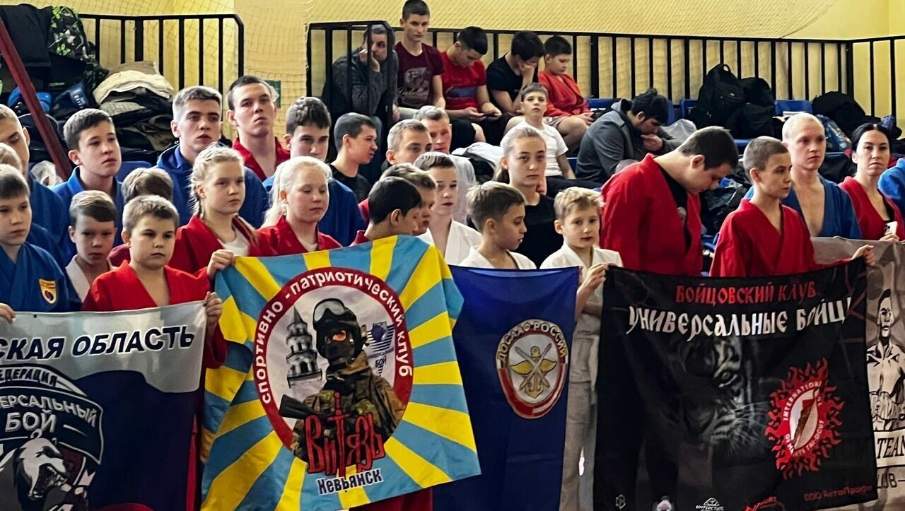 Более 200 свердловчан приняли участие в соревнованиях по универсальному бою в Тагиле