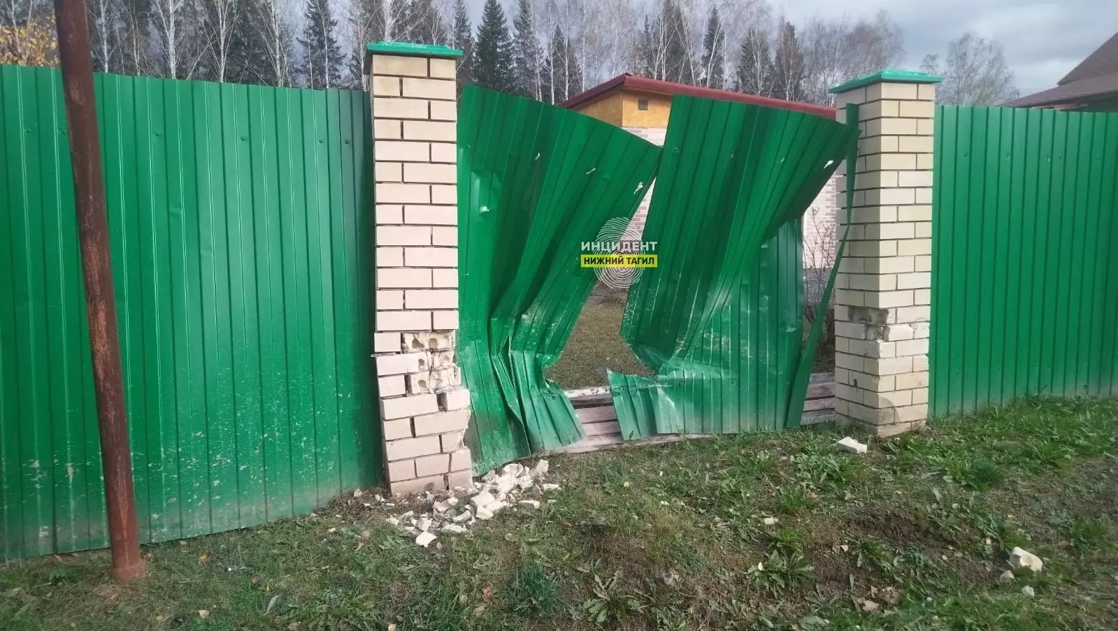 Водитель ВАЗа врезался в забор частного дома и покинул место ДТП под Тагилом