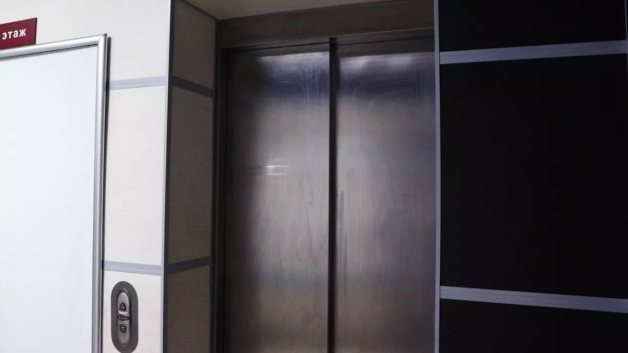 В Екатеринбурге мужчина полетел 10 этажей на лифте