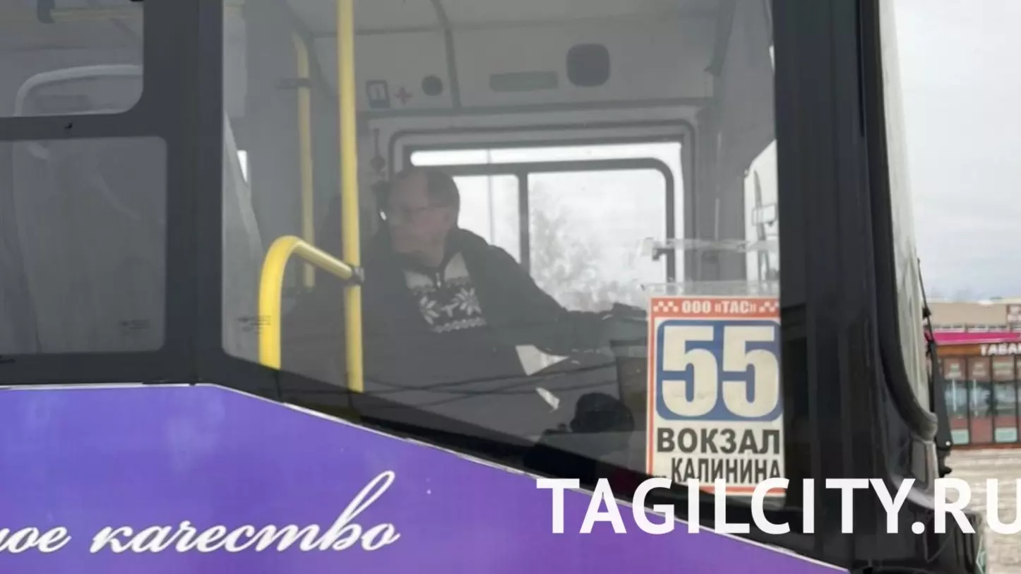 Жители Нижнего Тагила пожаловались на курение водителя прямо в салоне автобуса
