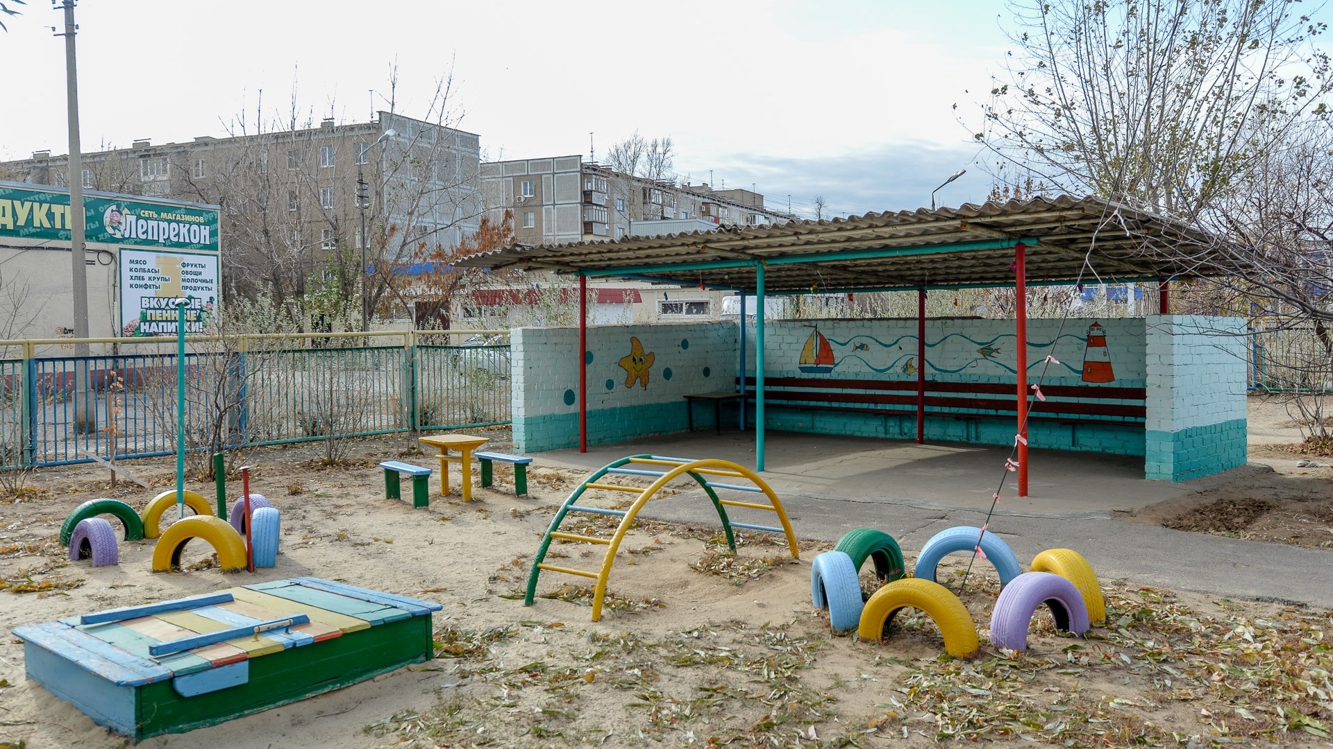 Камни со стройки посыпались на детский сад в Екатеринбурге