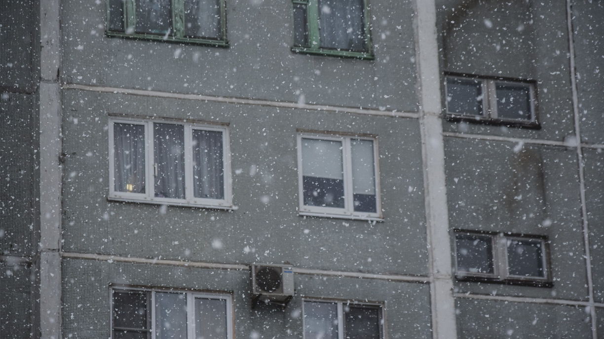 Крыша провалилась в салон. Снег с крыши разбил два автомобиля в Екатеринбурге