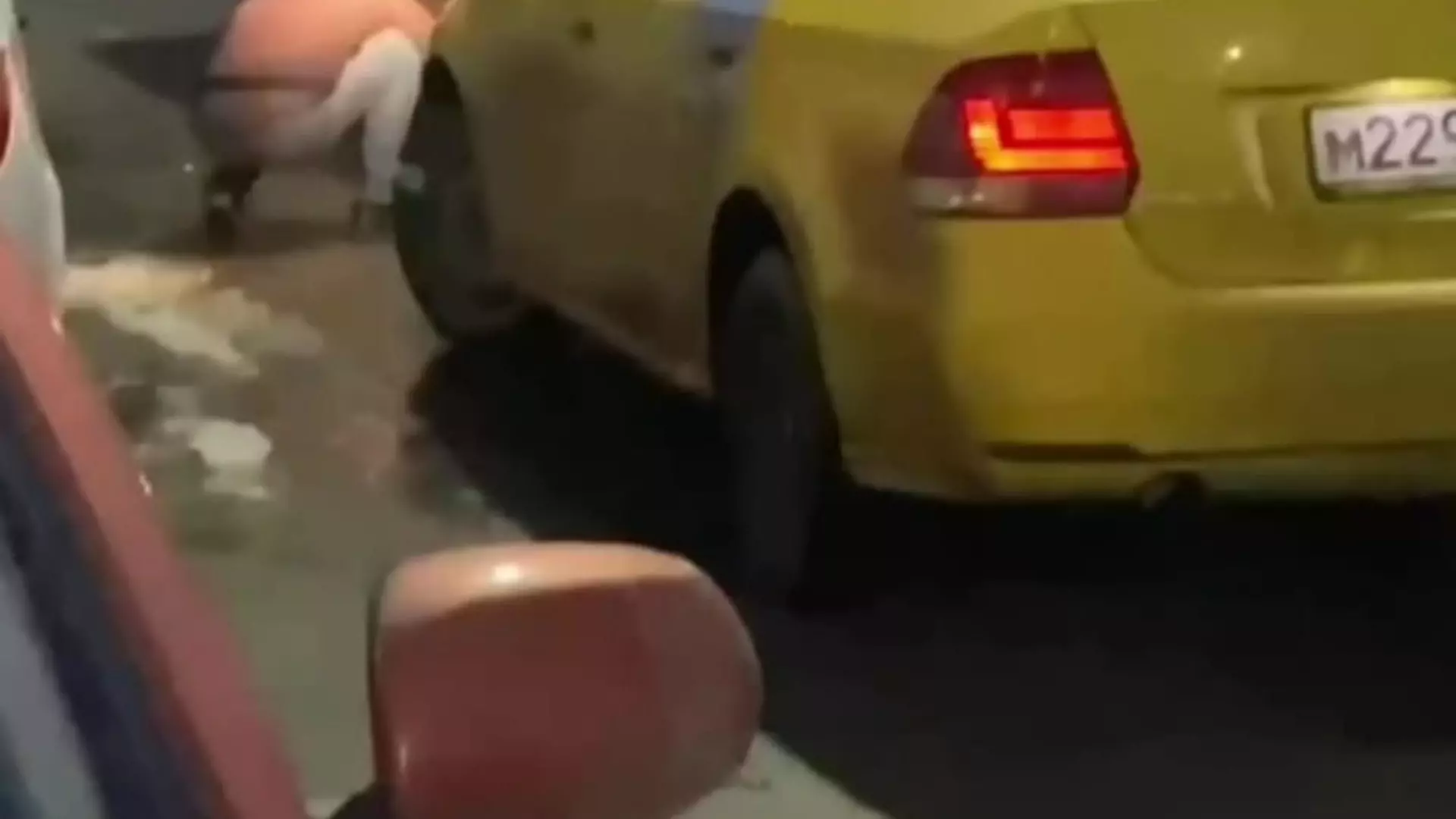 В Екатеринбурге таксист пытался проткнуть скорой колесо
