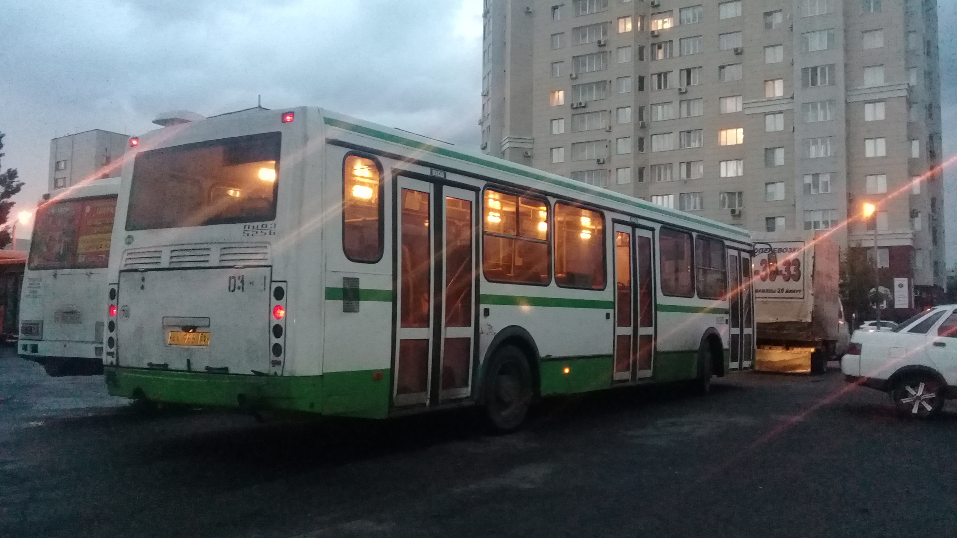 Кондуктор в автобусе Екатеринбурга отобрала карту у пассажирки для выполнения плана