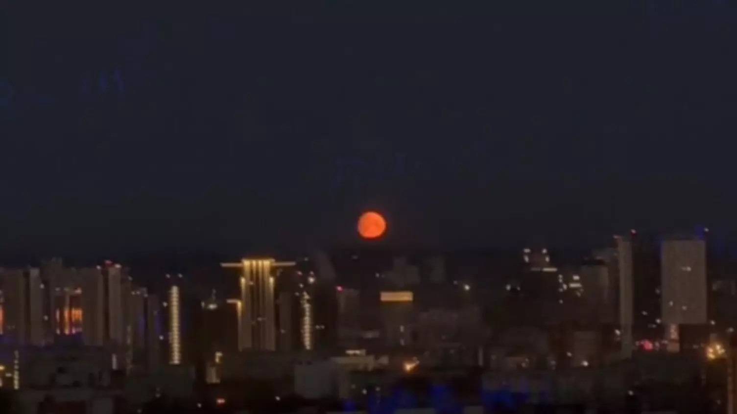 Жители Екатеринбурга заметили в небе «кровавую» луну