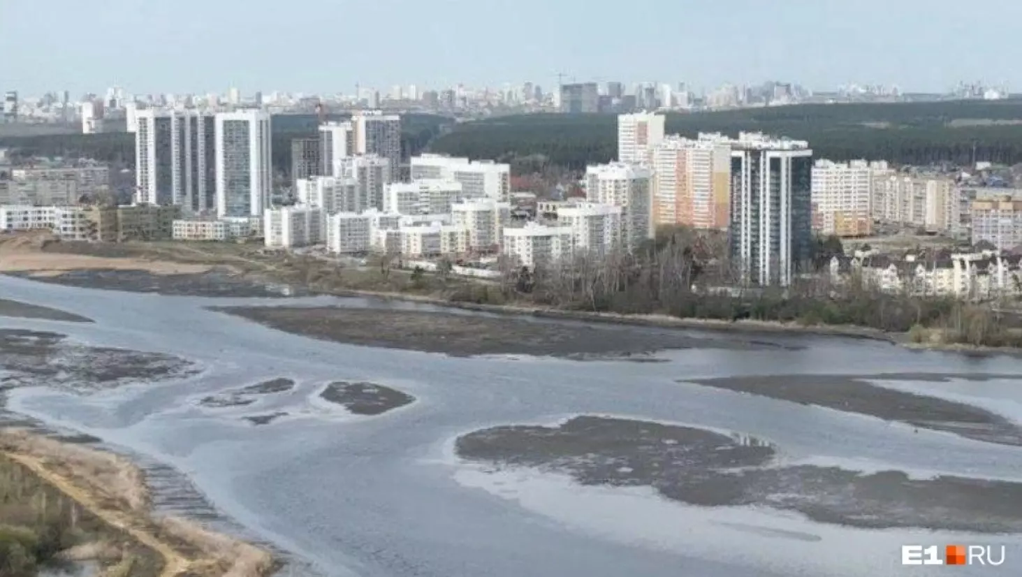 Нижне-Исетский пруд в Екатеринбурге обмелел
