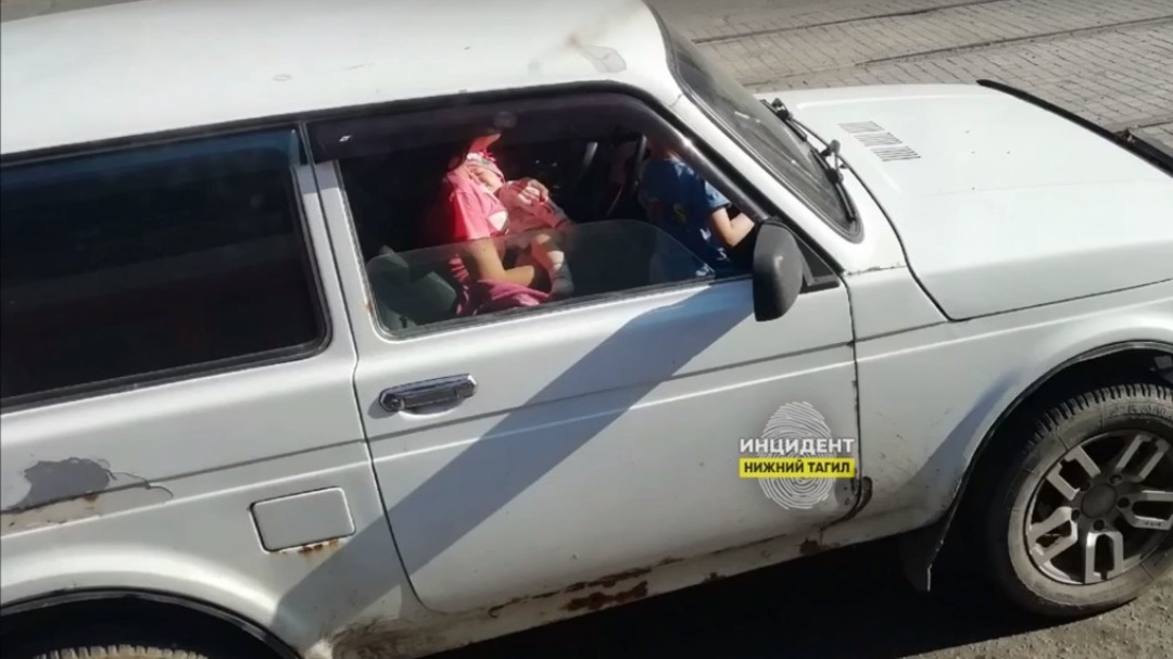 Мать со спящим ребенком на руках ехала за рулем в центре Нижнего Тагила