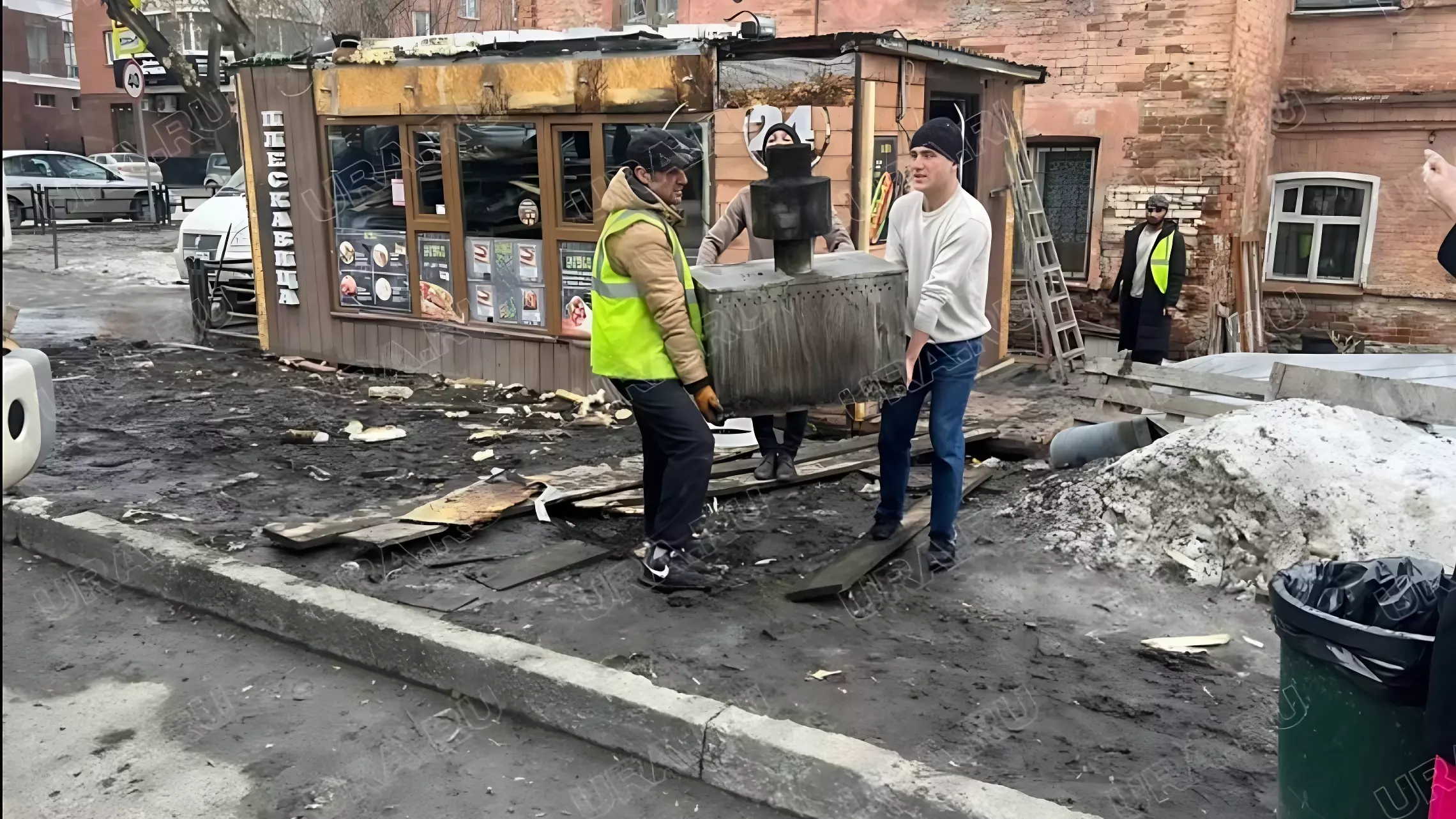 Раздражающий жителей киоск с шаурмой снесен в элитном ЖК в Екатеринбурге