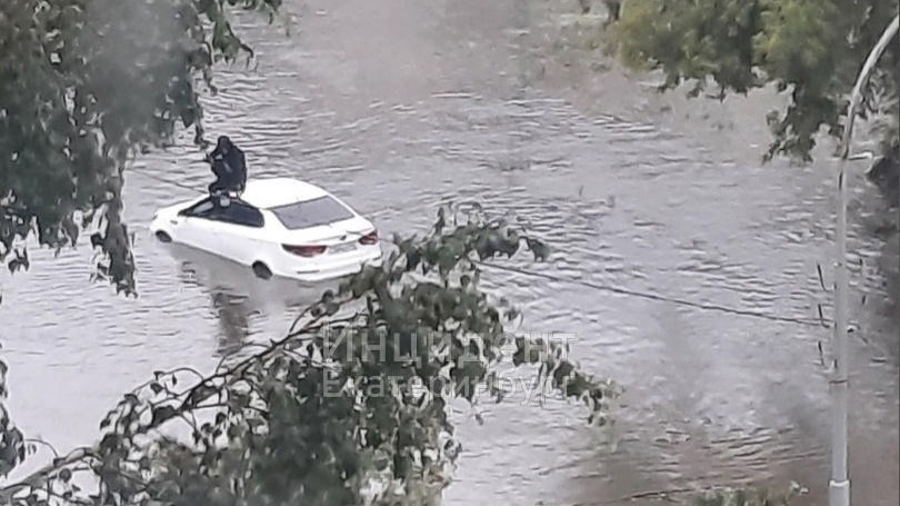 Улицы Екатеринбурга затопило из-за ливня