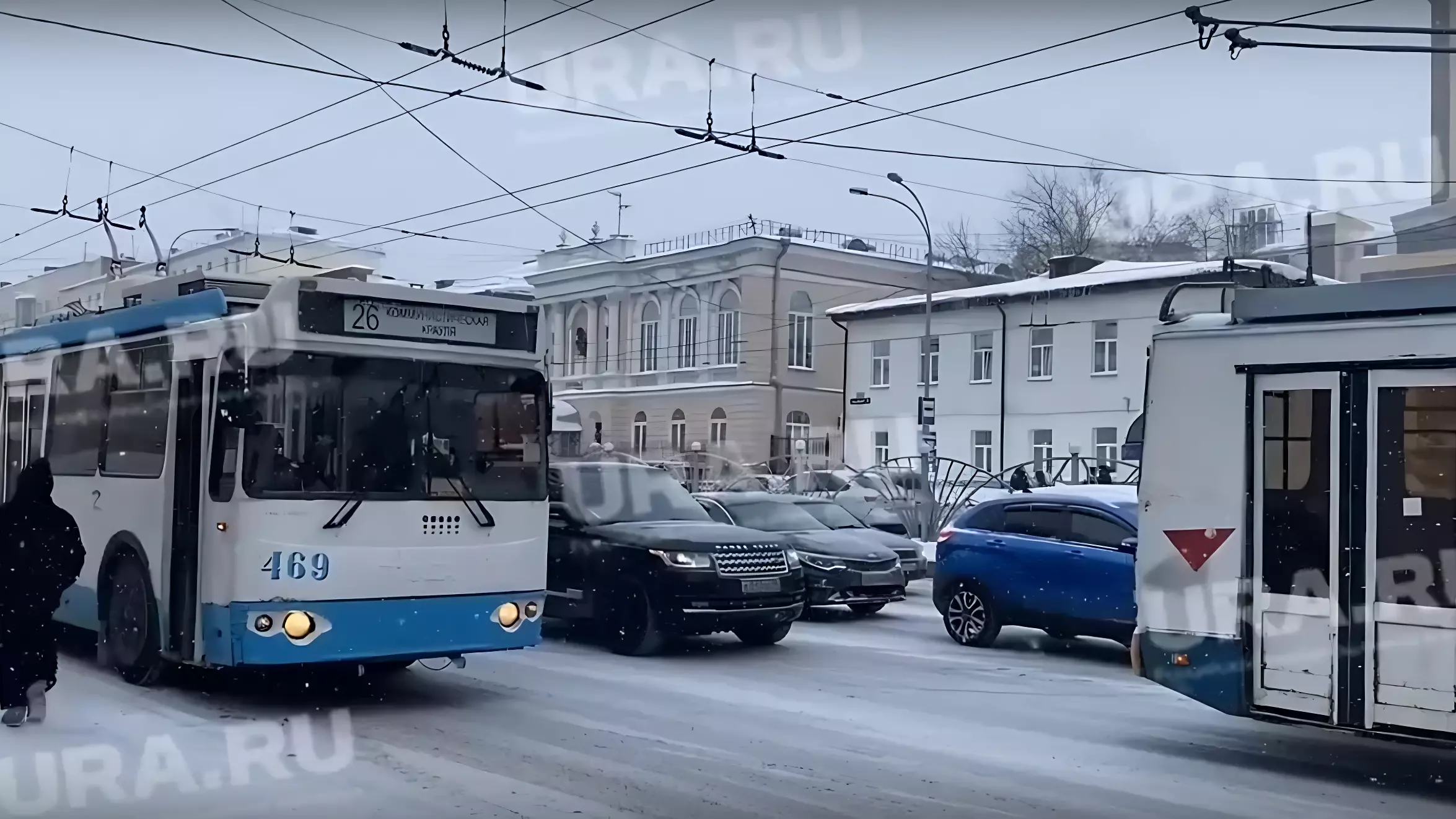 Транспорт в Екатеринбурге встал в пробку возле «Высоцкого» из-за ДТП