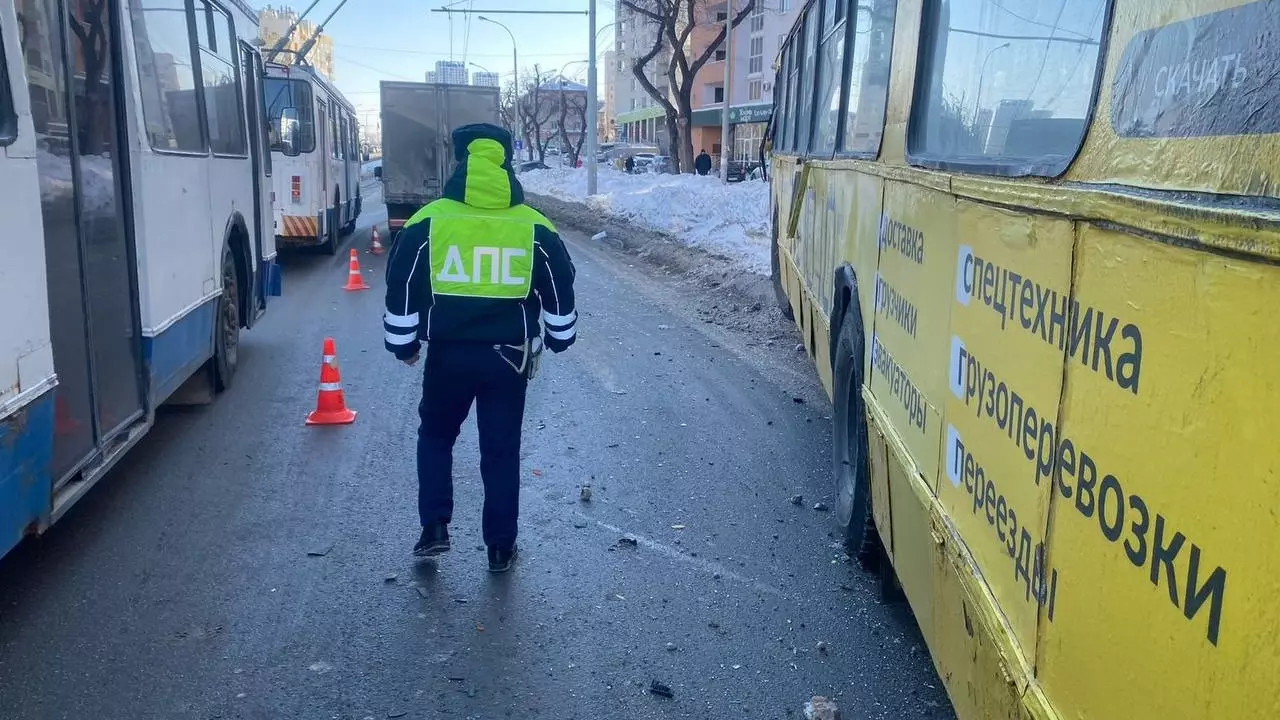 В Екатеринбурге в ДТП с троллейбусом пострадала 52-летняя женщина