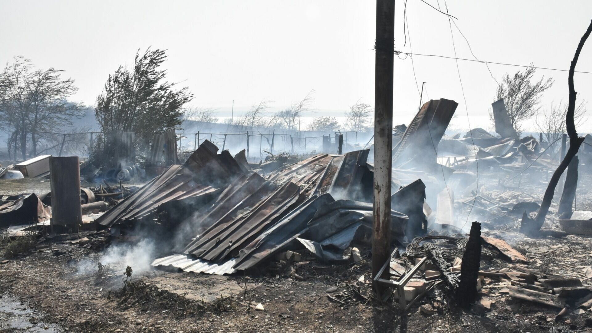 Пожар в нескольких домах разгорелся в поселке Висим под Нижним Тагилом