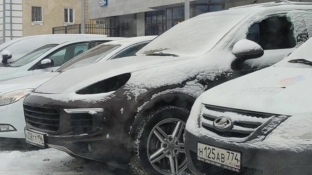 Неизвестные сняли фары и разбили стекло Porsche в Екатеринбурге