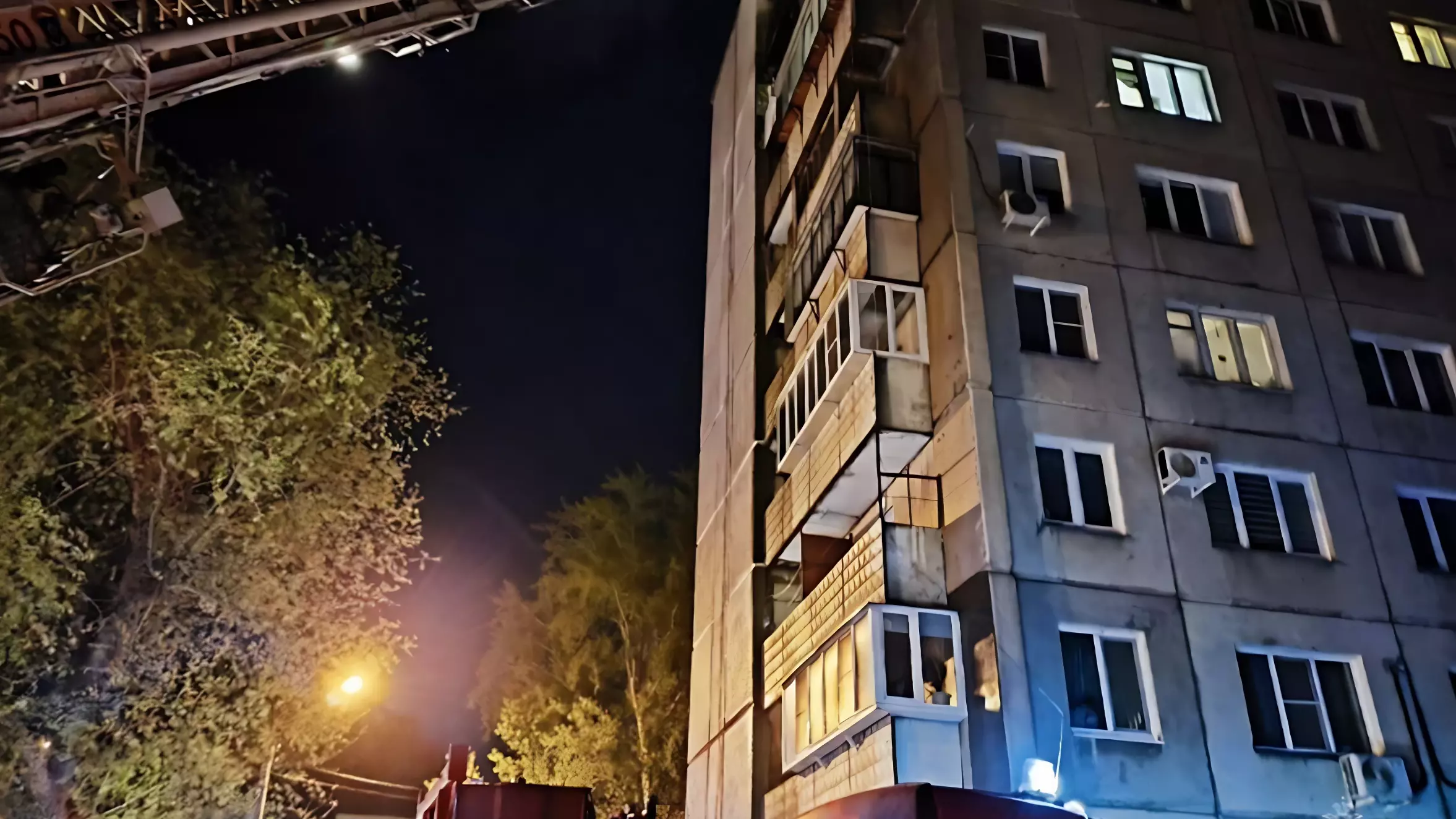 На общем балконе многоэтажки в Челябинске вспыхнул пожар