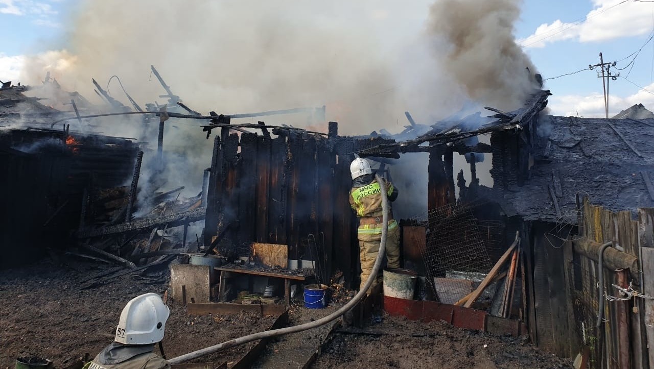 Иномарка и дом загорелись в Нижнем Тагиле