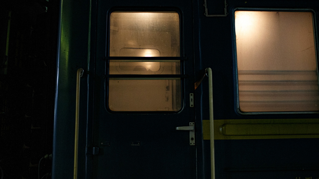 Погибшая под поездом под Екатеринбургом проводница пыталась починить дверь