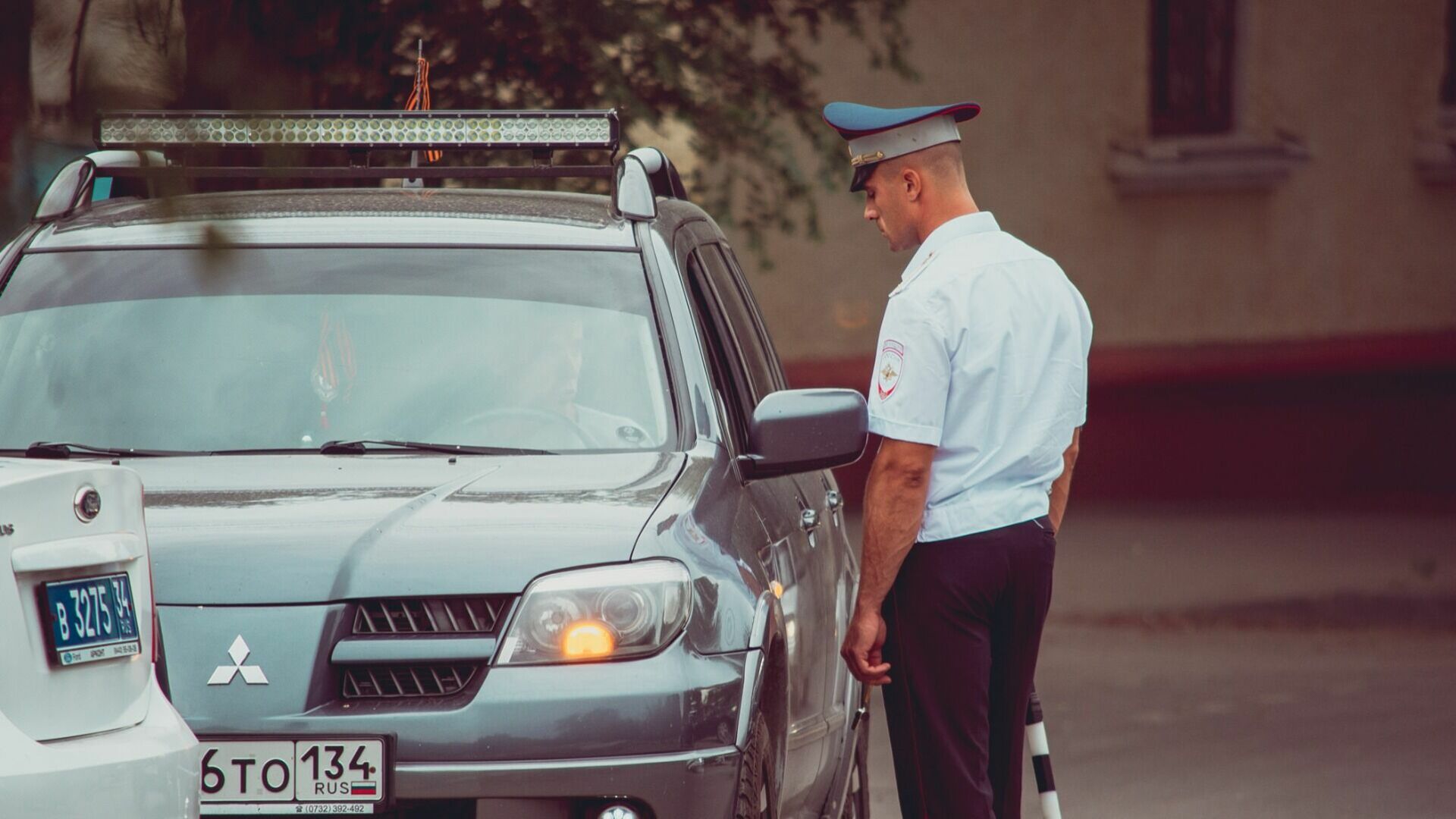 Водитель грузовика и инспектор ГИБДД устроили скандал на дороге в Нижнем Тагиле