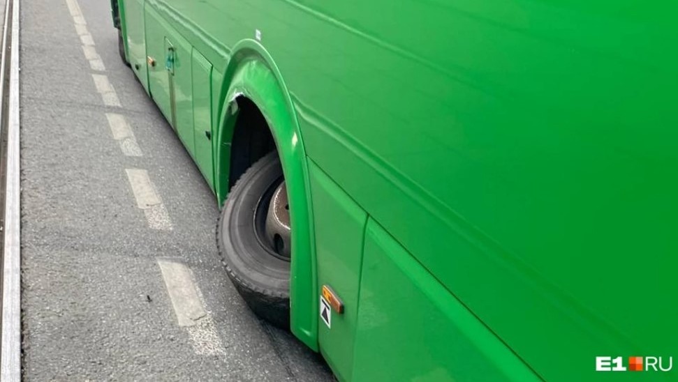 В Екатеринбурге у автобуса на ходу отвалилось колесо и сбило самокатчика