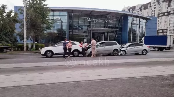 Три автомобиля столкнулись «паровозиком»  в Екатеринбурге