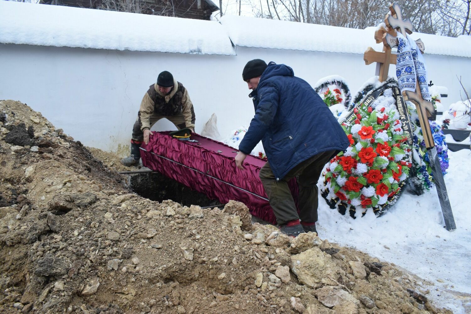 Кто получит выплату за погибшего на украине. Похороны военнослужащего. Похороны мобилизованного. Похороны солдат погибших. Простились с погибшим мобилизованным.