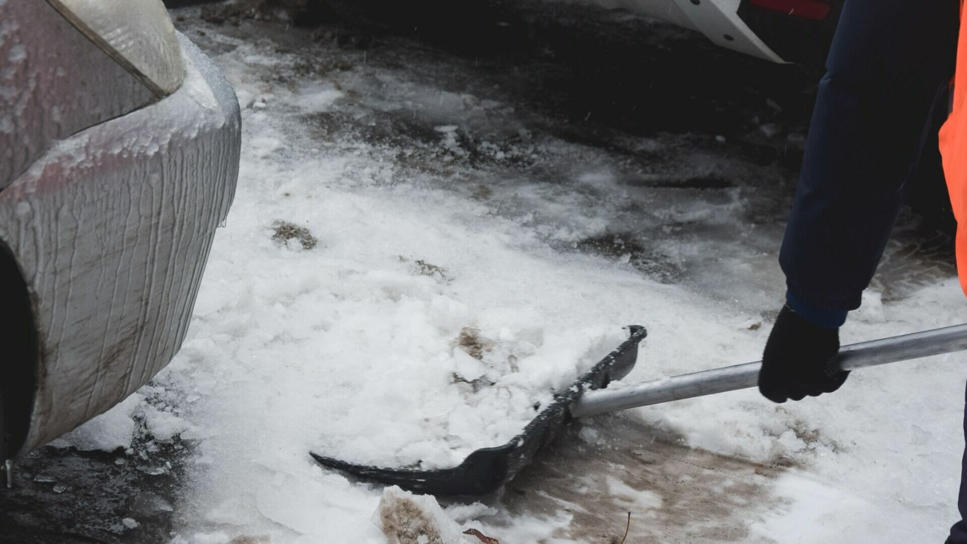 На уборку снега с улиц Екатеринбурга пожаловались таксисты