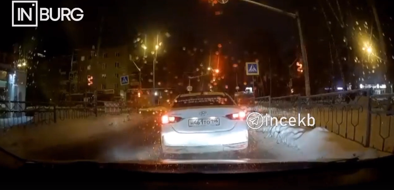 Автомобиль влетел в толпу пешеходов на перекрестке в Екатеринбурге