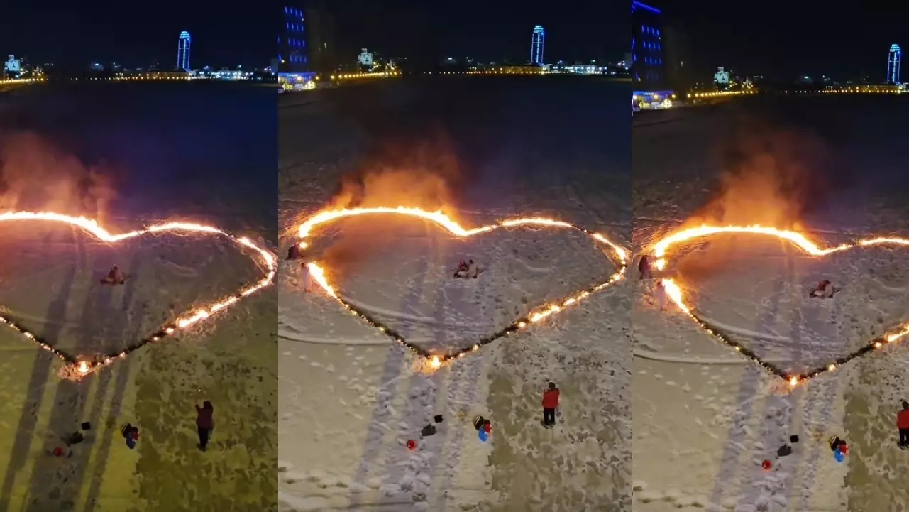 Житель Екатеринбурга зажег сердце на пруду, чтобы сделать предложение любимой