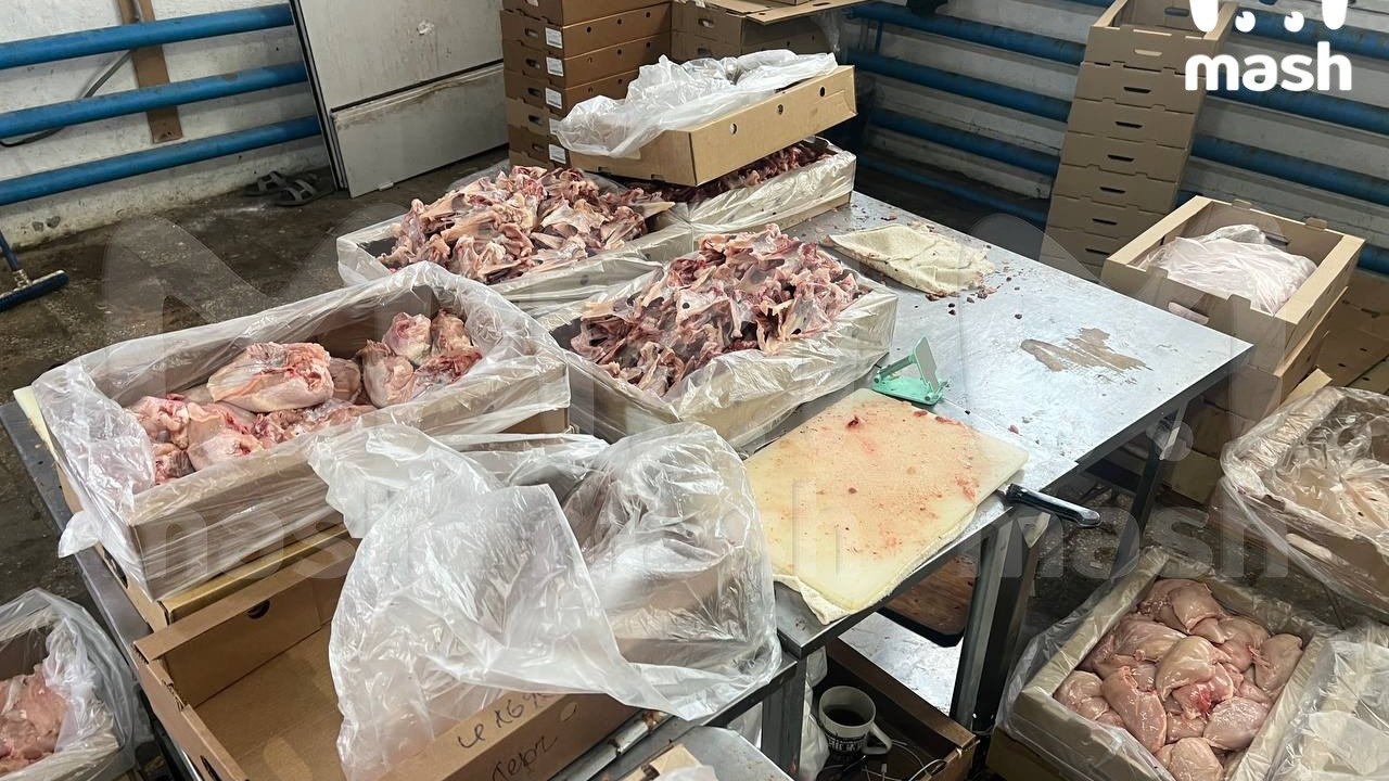 В Свердловской области накрыли склад поставщика с протухшей курицей