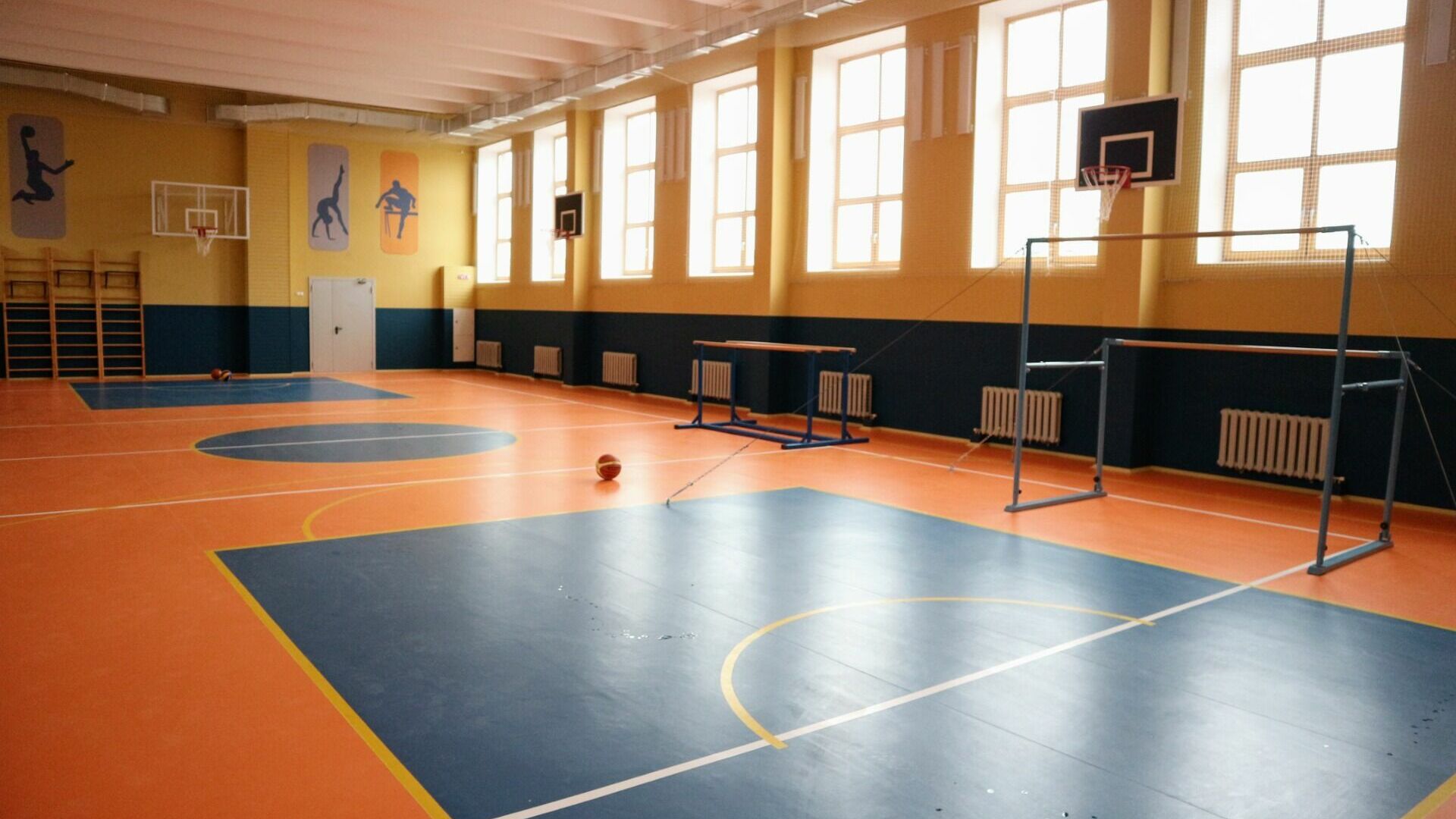 Потолок обвалился в спортзале школы в Екатеринбурге