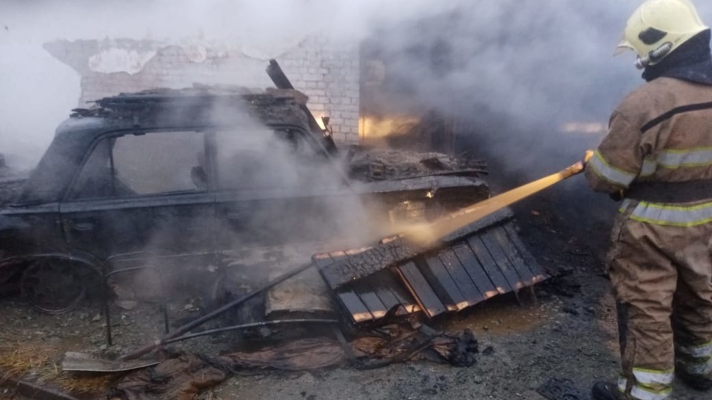 В Нижнем Тагиле 13 пожарных тушили ВАЗ в гараже
