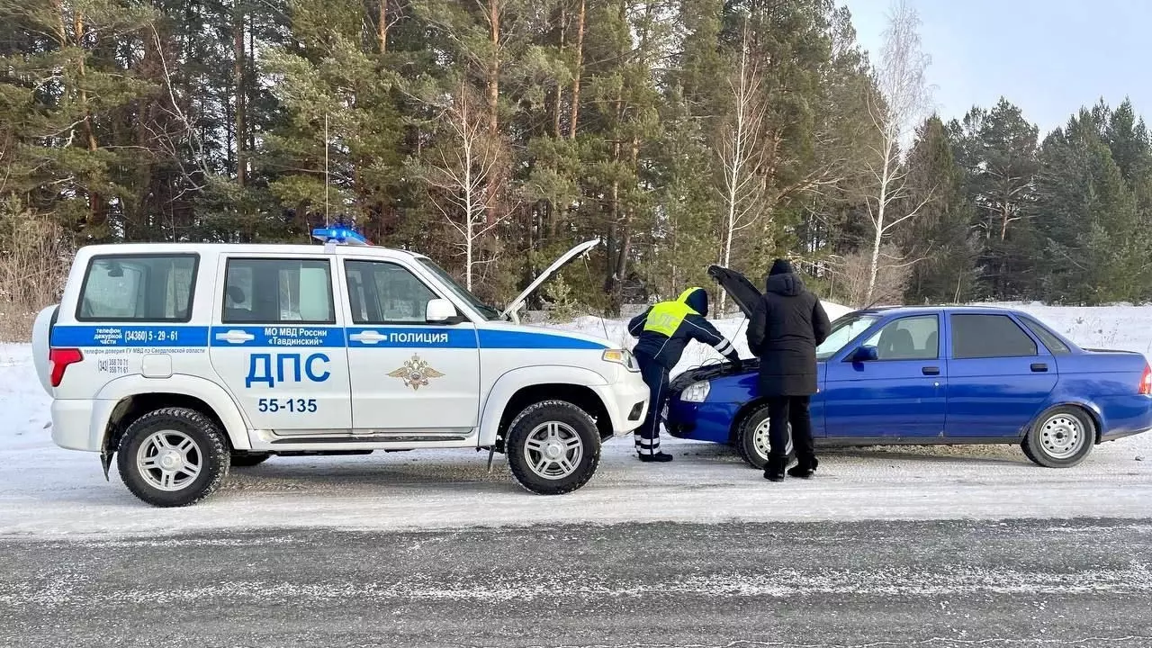 Сотрудники ДПС помогли водителямм на дорогах в Свердловской области