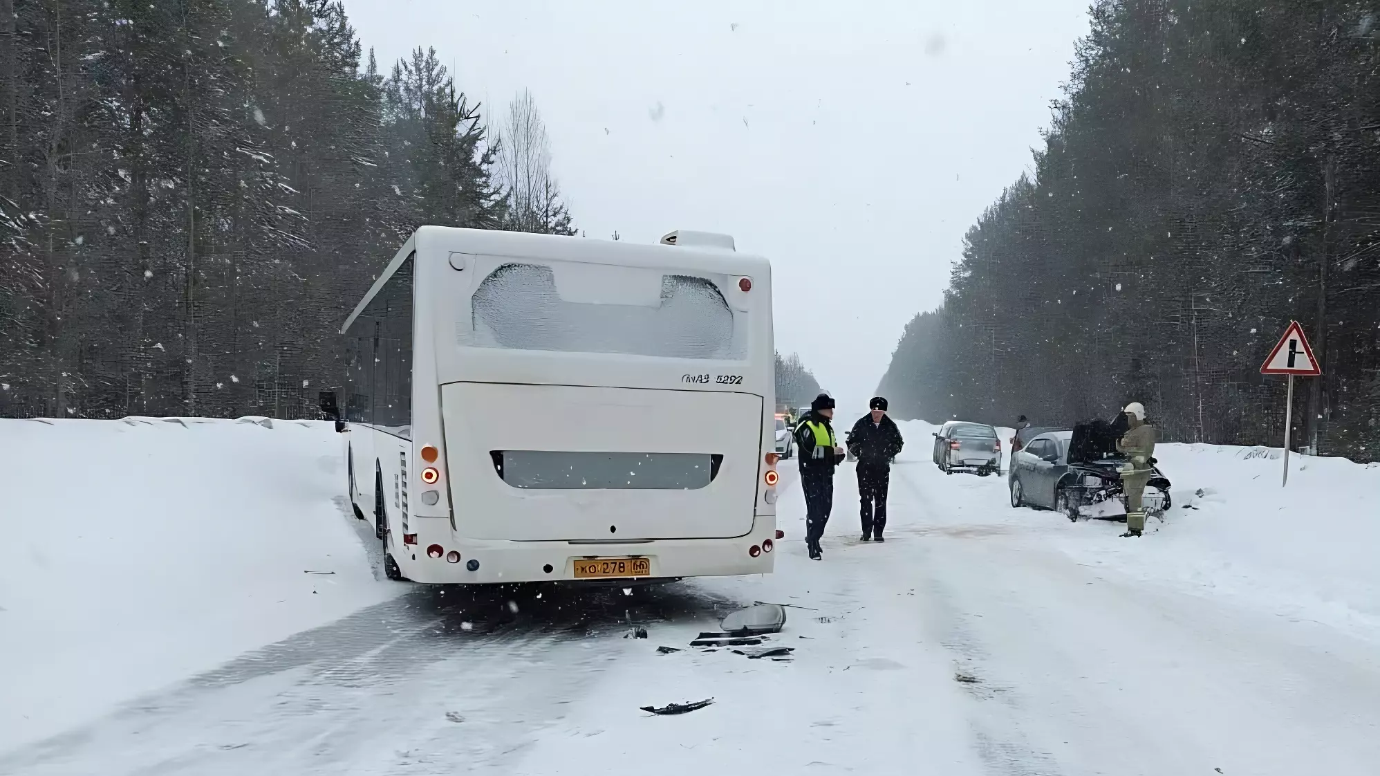 Автомобиль врезался в автобус с пассажирами на трассе Серов — Ивдель