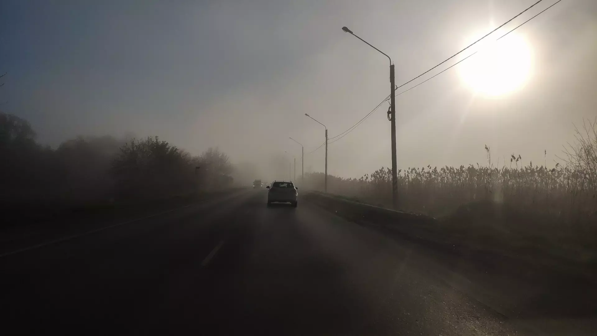 Под Екатеринбургом КАМАЗ повредил семь машин во время расчистки дороги