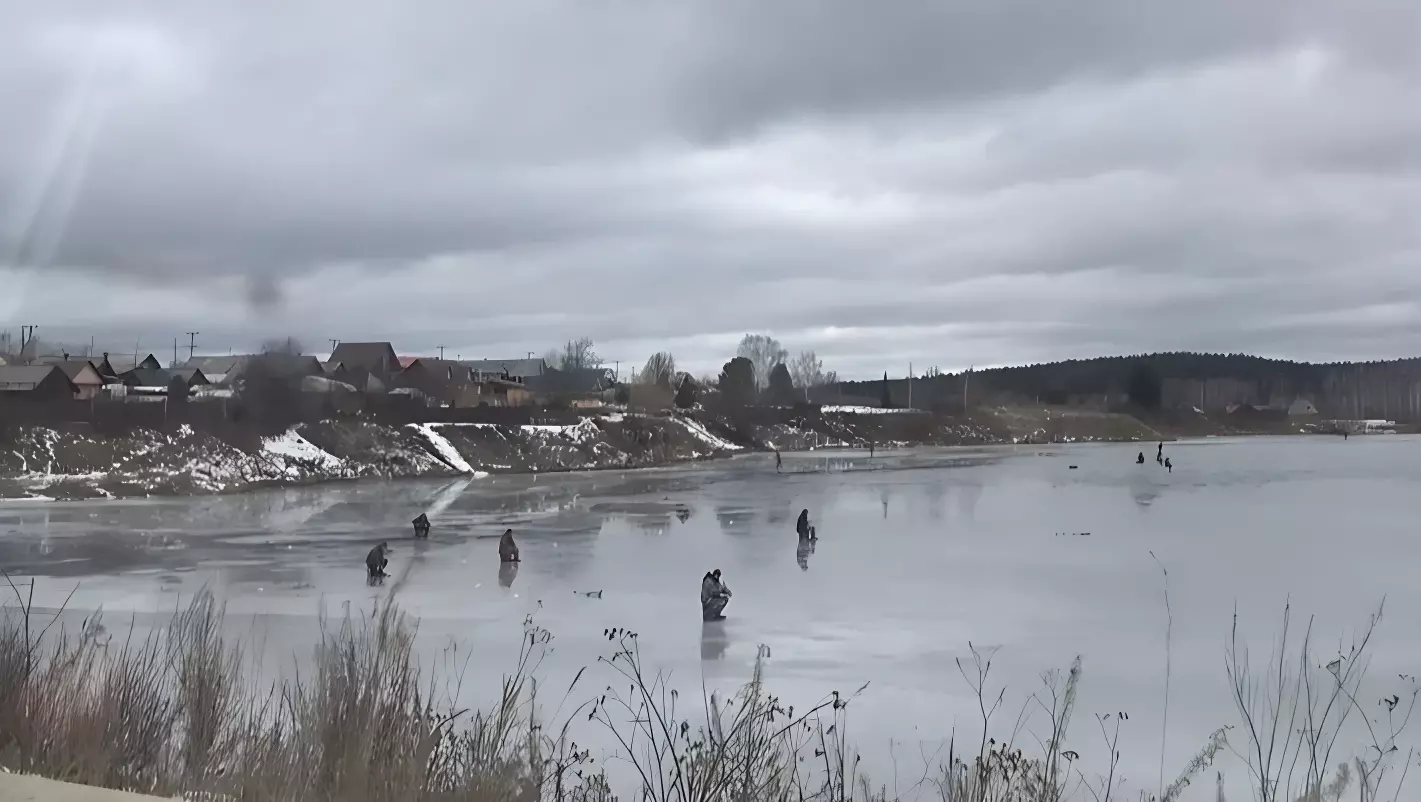 В уральском поселке рыбаки устроили осеннюю рыбалку на льду