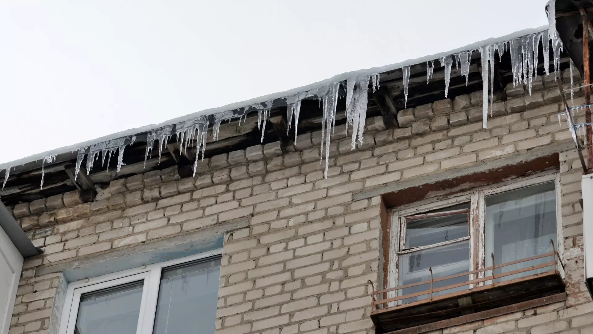Житель Екатеринбурга чуть не пострадал из-за сошедшего льда с крыши