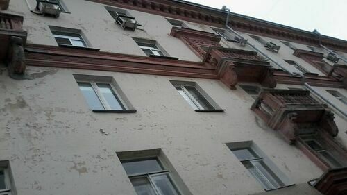 Труп младенца обнаружен на балконе жилого дома в Омске