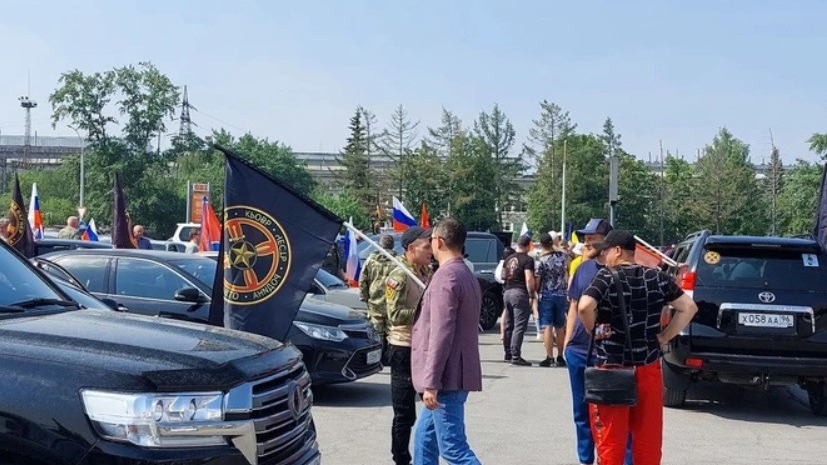 Сотня авто проехала по Екатеринбургу с флагами ЧВК «Вагнер»