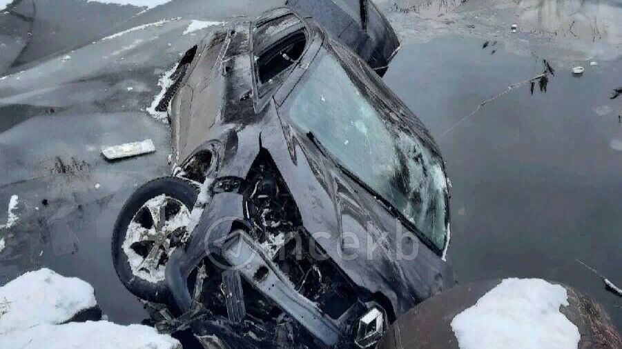 Автомобиль рухнул в водоем на Компрессорном в Екатеринбурге