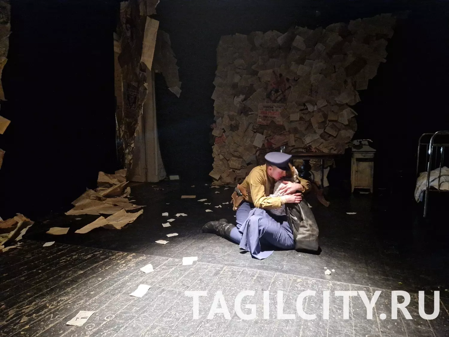 Спектакль "Циники" на сцене Маленького театра в Доме художника в Нижнем Тагиле.