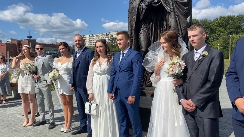 Молодоженов поздравили в День города мэр Владислав Пинаев с супругой Еленой