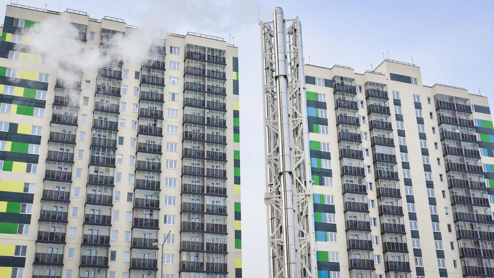 Строитель в Екатеринбурге потушил пожар через дверной глазок квартиры