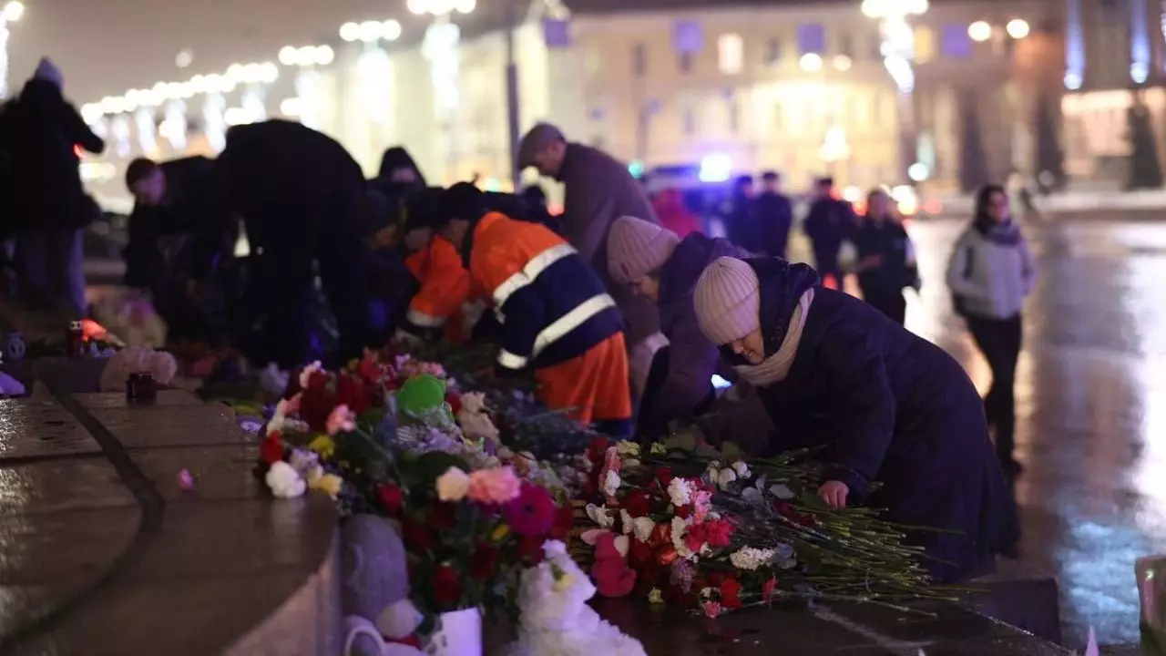 В Екатеринбурге перенесли стихийный мемориал памяти жертв теракта в «Крокусе»