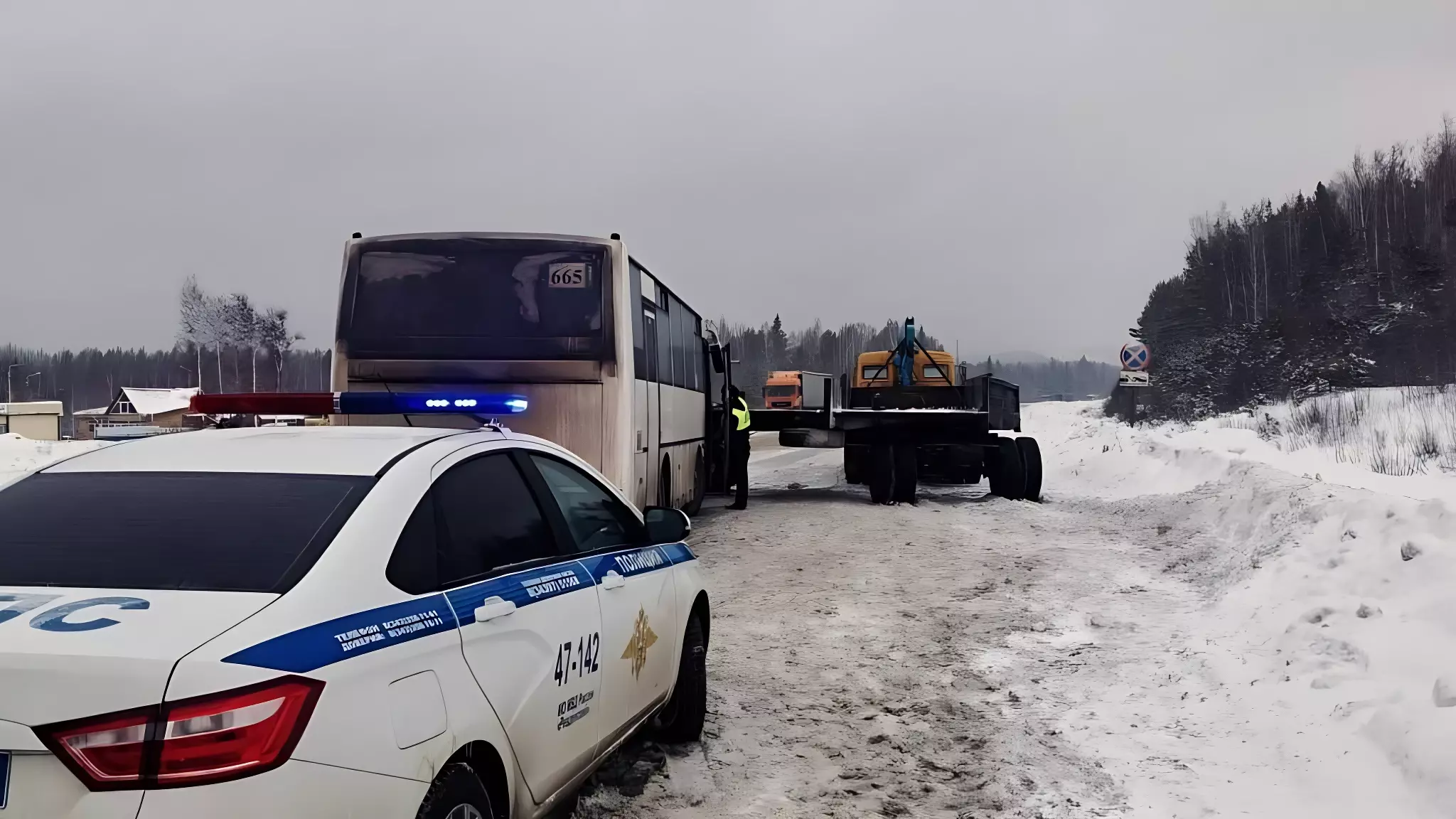 Грузовик и автобус столкнулись на трассе Пермь — Екатеринбург