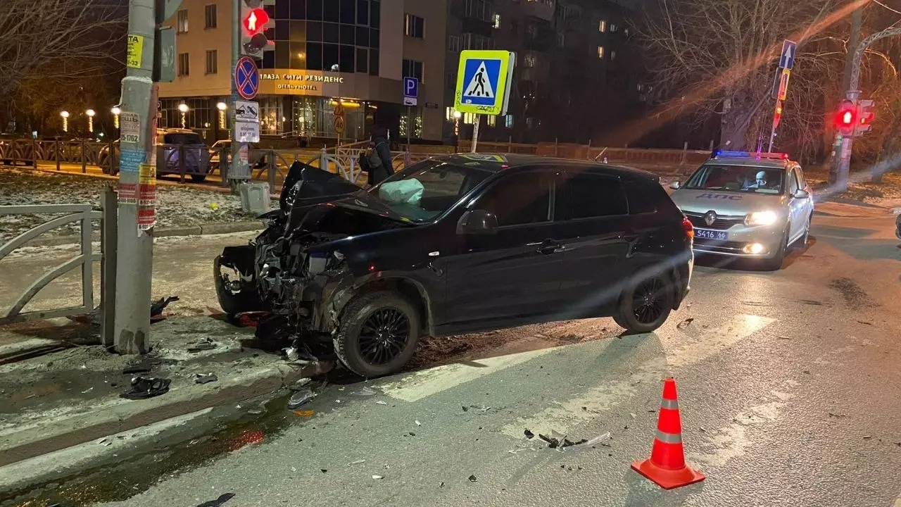Иномарки Nissan и Mitsubishi столкнулись между собой в Екатеринбурге