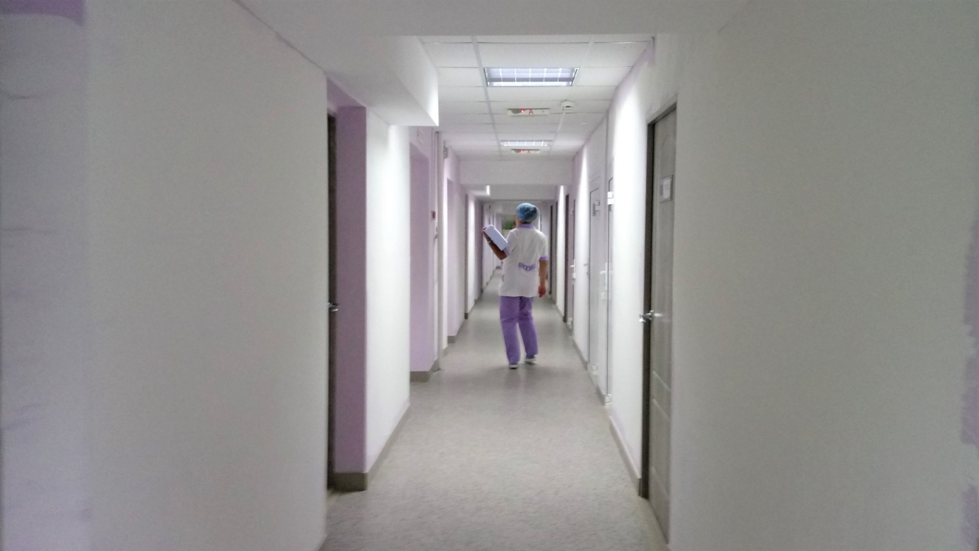 Медсестра из Каменска-Уральского заявила об увольнении после ее просьбы о форме