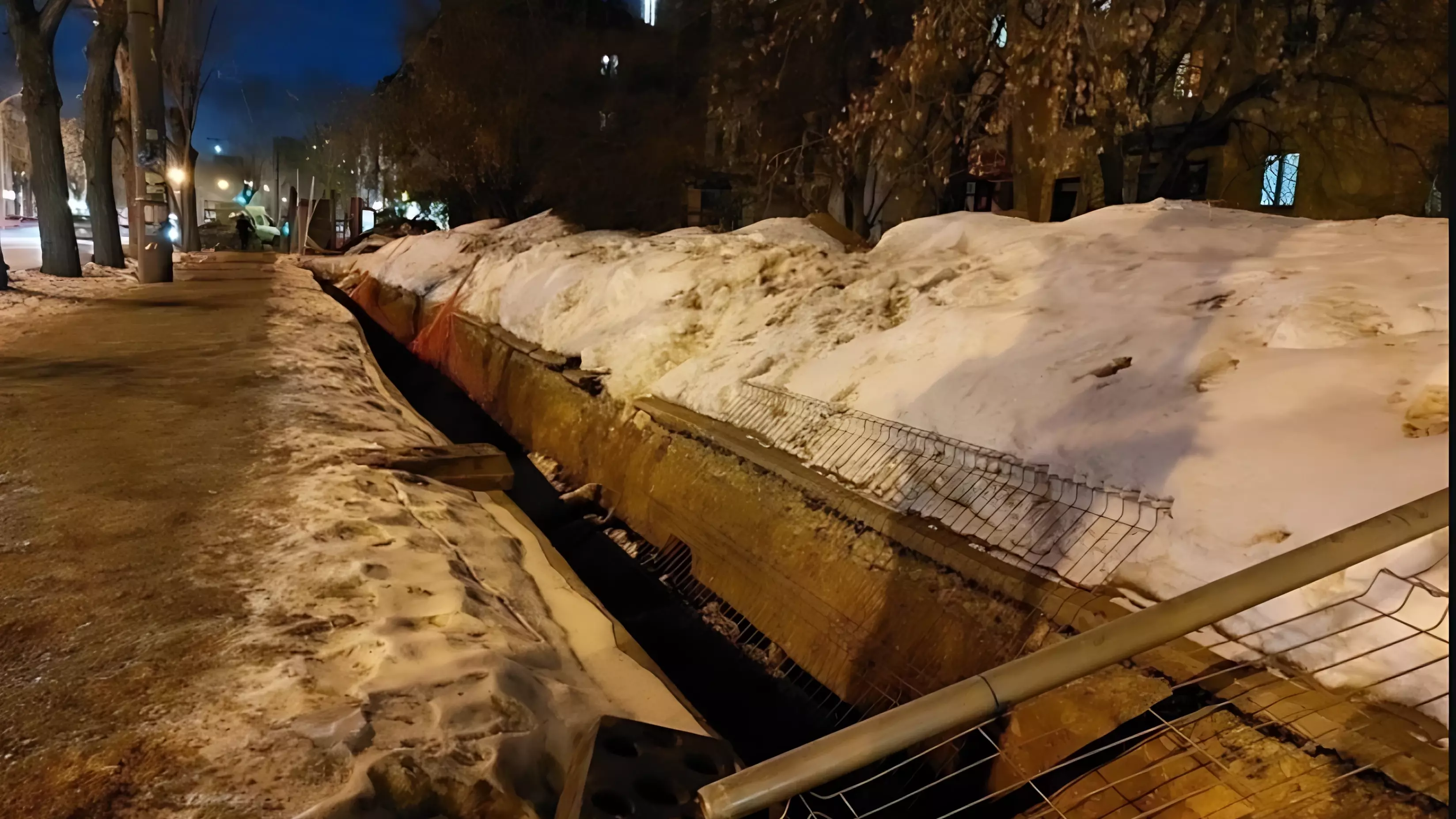 На яму на улице Белинского пожаловались жители Екатеринбурга