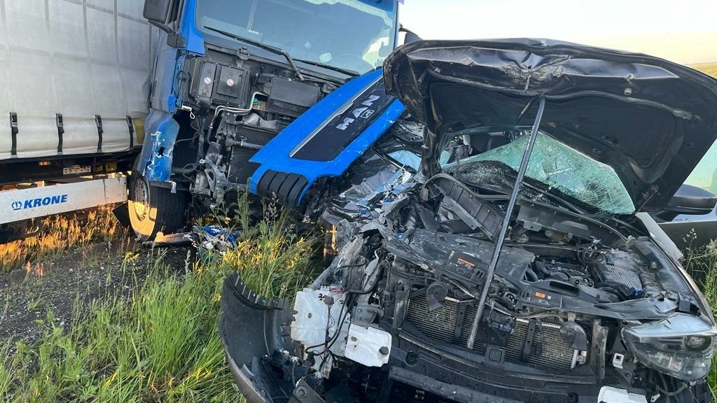 Водитель иномарки погибла при столкновении с грузовиком в Свердловской области