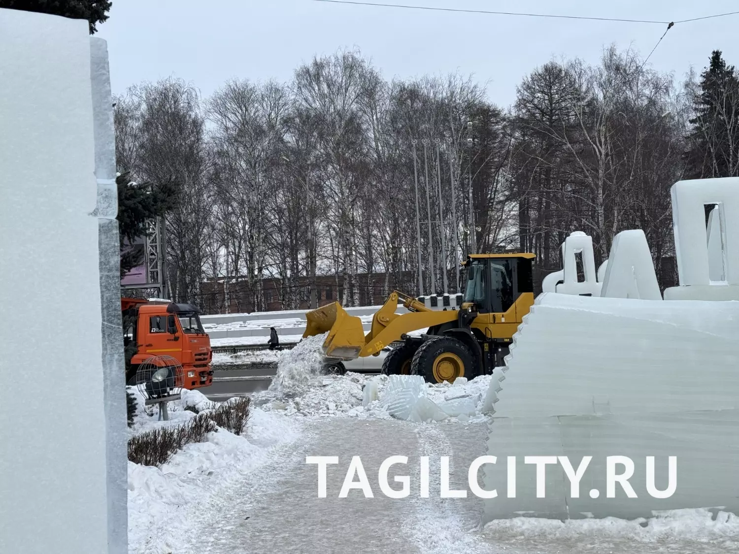 Демонтаж ледового городка в Нижнем Тагиле