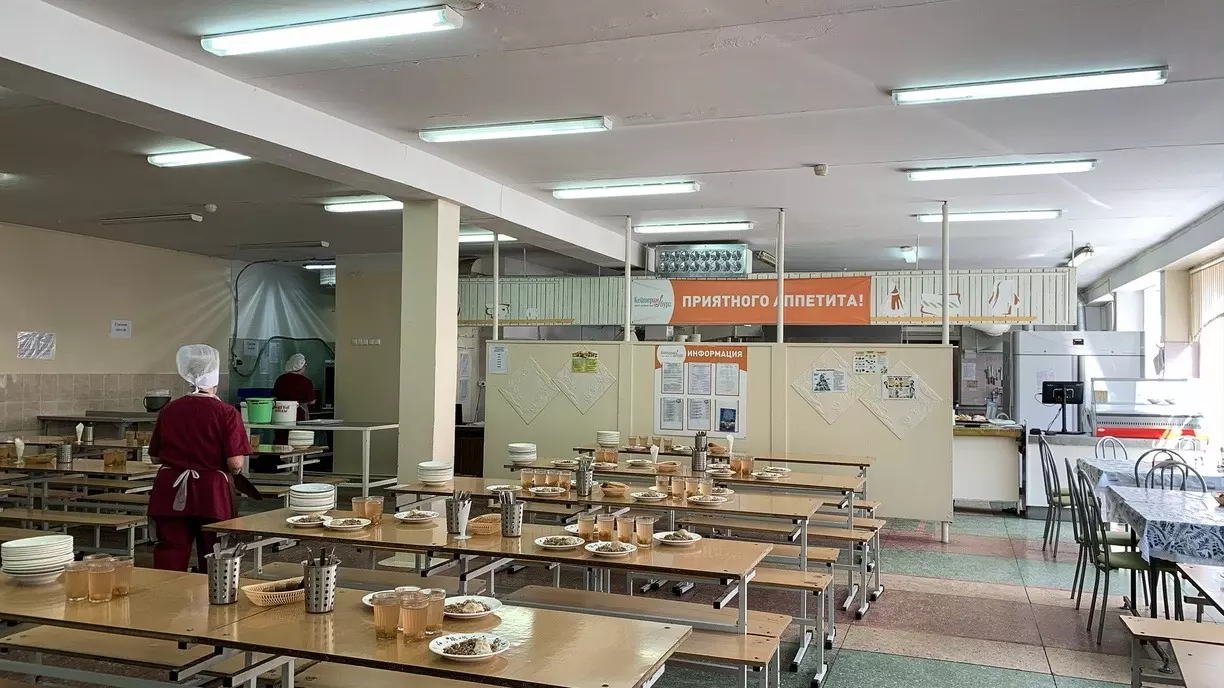 В Екатеринбурге уже в двух школах детям попалось стекло в еде из столовой